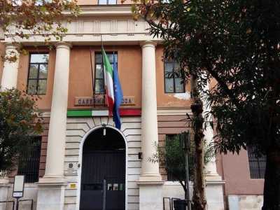 L'ingresso principale � caratterizzato da quattro grandi colonne in stile dorico